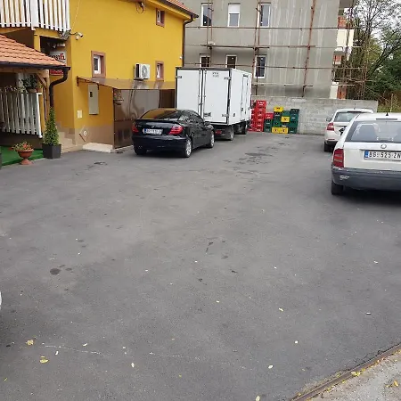 Di Uno Hostel *